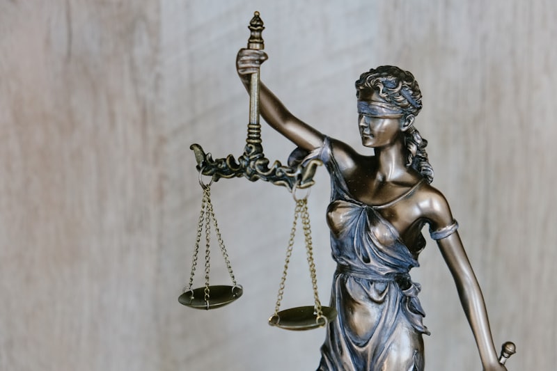 Ouvrages juridiques et symbole de la justice au cabinet Kandolo Avocats à Marseille